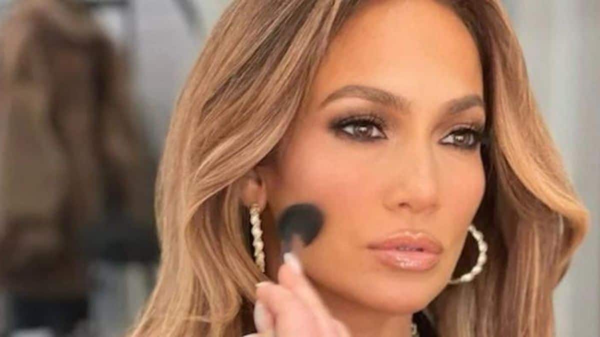 Jennifer Lopez sublime à 50 ans, elle dévoile la couleur la plus tendance 2023 !