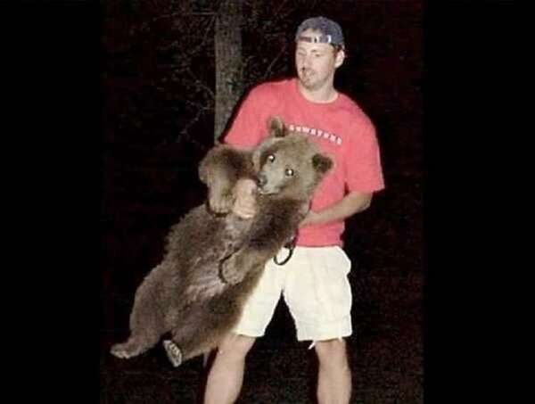 Il sauve un ourson, ils deviennent les meilleurs amis du monde